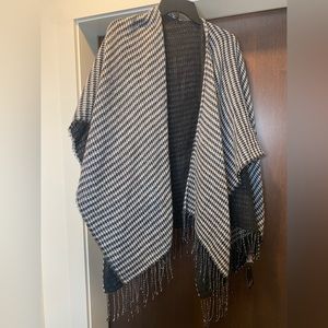 One-Size Shawl: Houndstooth: Cozy and Warm